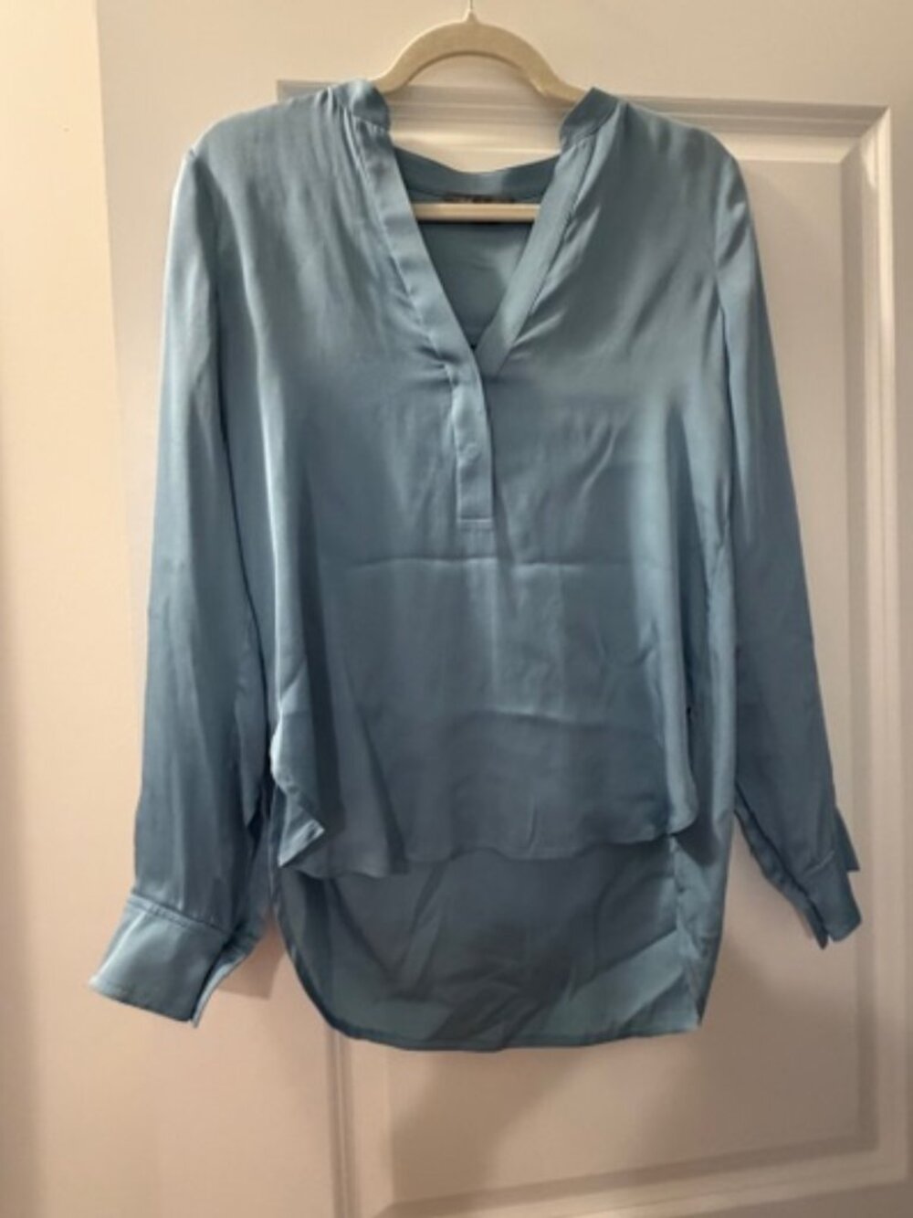 Vince Camuto Light Blue Satin V-Neck Blouse Long Sleeve Flowy Workwear Top